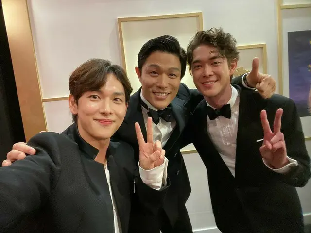 임시완, 스즈키 료헤이 & 미야자와 빙어와의 3샷 공개로 화제에. .