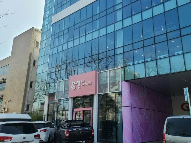 대지동에 오픈한 SM엔터 아이돌 양성소 'SM UNIVERSE'가 화제. 타깃은 정규교육과정이 아니라 연예계 진출에 집중하는 고교생. 1학기당 