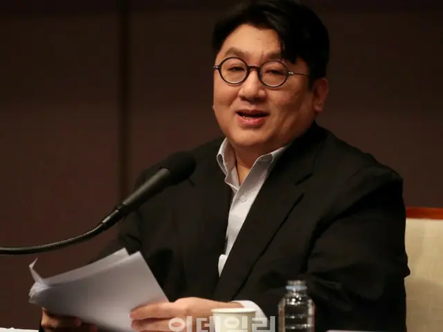 HYBE의 방시혁의장, 관훈포럼에서 기조연설. . ● 글로벌 반도체 시장에 삼성이 있고 글로벌 자동차 시장에 HYUNDAE가 있는 것처럼 K-P