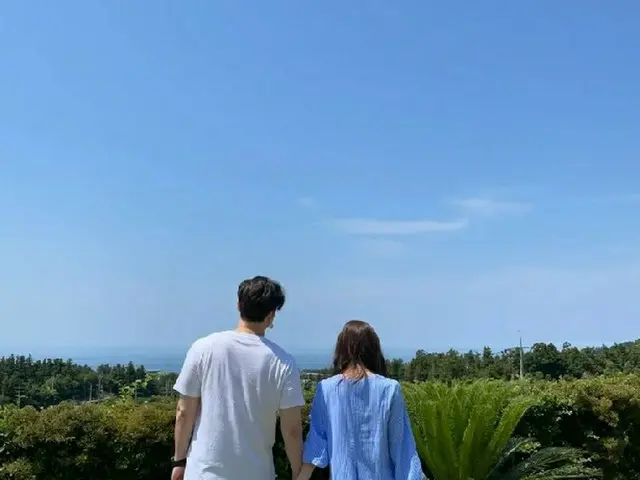 ‘도라에몽 좋아’ 배우 심현탁, ‘18세 연하’ 일본인 프리신부와의 뒷모습을 투고. "행복해집니다." .