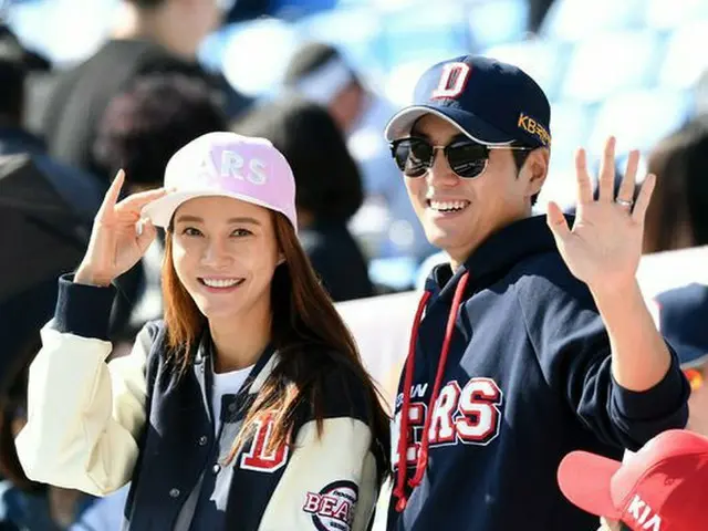 Couple Actress Cha Ye Ryun & actor Joo SangWook watched the baseball KoreaSeries Round 3 KIA Tigers