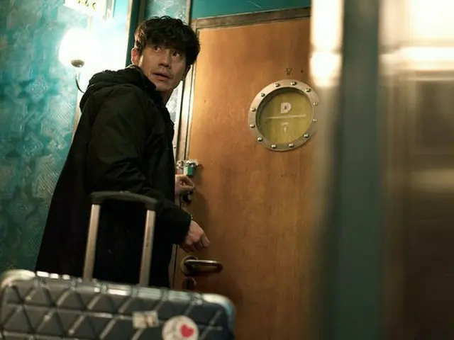 EXO DO, actor Shin Ha Kyun, still cut of co-star movie ”Room 7” is releasedadditionally. A scene of