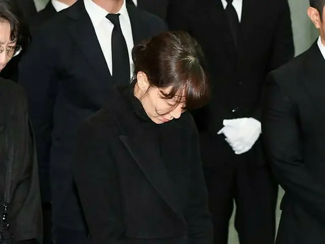Actress Lee YuYoung, seeing off the last of her lover. Coffin ceremony of lateKim Ju Hyuk.