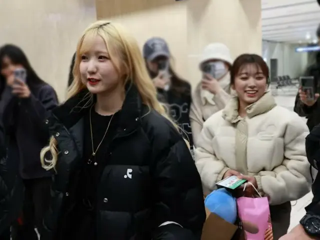 야부키 나코 & 혼다 히토미, 11/30 오후에 김포 국제 공항에 도착하는 모습.