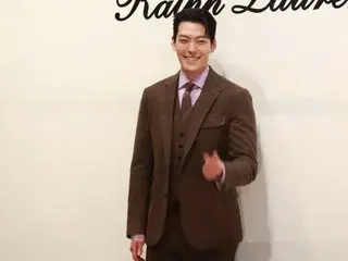 Kim WooBin, Ralph Lauren SPRING 2024 프리젠 테이션 포토 콜에 참여하는 모습.