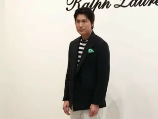 Jung Woo Sung, Ralph Lauren SPRING 2024 프리젠 테이션 포토 콜에 참여하는 모습.