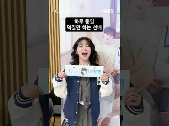 케이팝_  최고 밴드그룹의 스타 '사계'가 팀에서 퇴출당하고, 우여곡절 시작된 대학 생활 중 운명처럼 '김봄'을 만나 멋지게 재기하는 청춘 음악