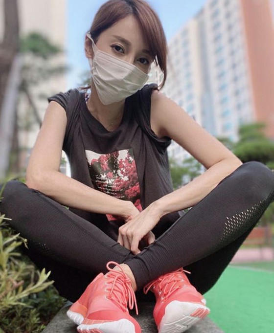 'Sugar'출신의 이토 유미 (아유미 / ICONIQ) 마스크 착용 거친 스타일에 근황보고 ... 등신대의 매력을 발산