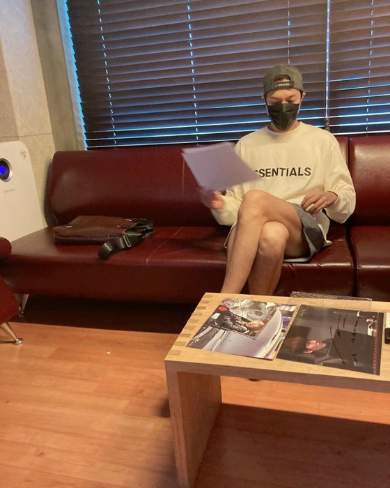 [화제] 배우 이민호, 일하는 남자의 섹시한 모습 ... 모자와 마스크로도 숨길 수없는 비주얼