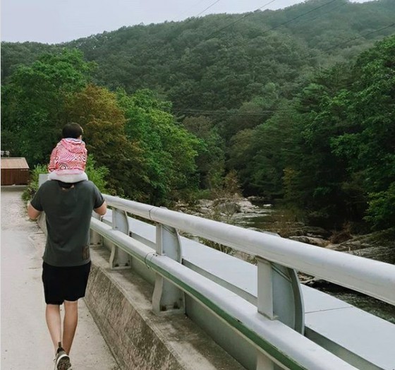 배우 차예련, 남편 주상욱과 딸의 외출 ... "아름다운 뒷모습"