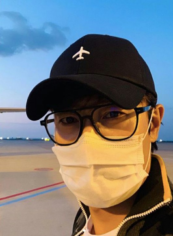 배우 이병헌, 아내 이민정이 지남? 셀카 연습 중을 연상시키는 샷 공개 ... 완전히 무방비 한 모습에서도 빛나는 카리스마