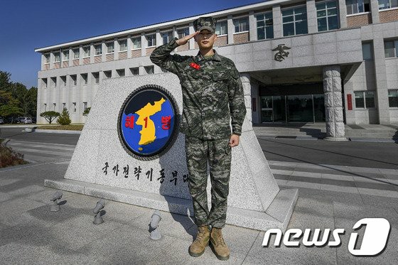 진짜 남자가 된 '샤이니'최민호 병장 제대 전에 휴가를 반납하고 훈련에 참가