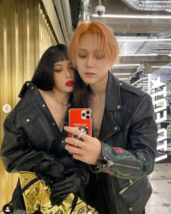 "설마 노브라?"현아, 연인 DAWN과 어깨 가슴을 당당히 노출 ... 섹시 커플룩