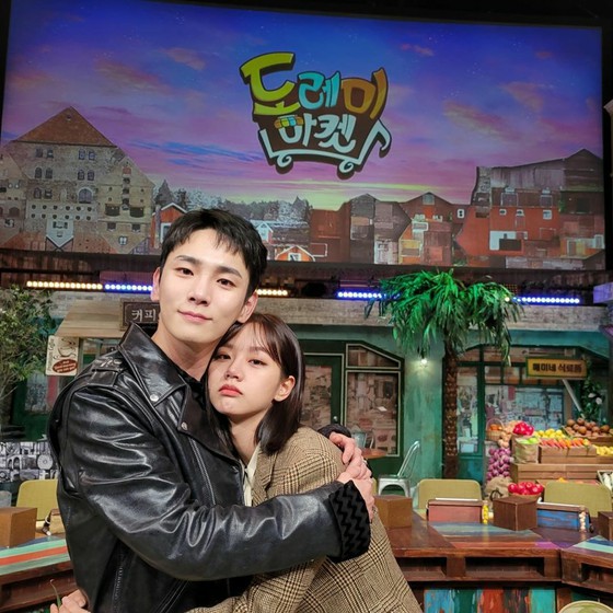 [화제] 키 (샤이니) 및 헬기 (걸스 데이), 이별을 아쉬워 투샷을 공개