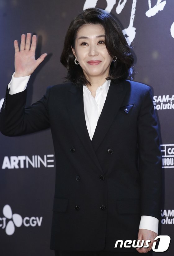 여배우 김미경 영화 '82 년생, 김지영'에서 '제 40 회 한국 영화 평론가 협회 상'여우 조연상을 수상