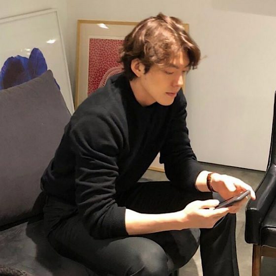 배우 김우빈, 신민아의 이메일을 확인하고 있는지 ... 화면에 구멍이 빈 것 같은 정도의 불꽃의 눈빛