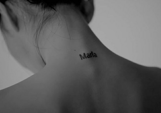 "마마 무"화사 목 뒤에 "Maria"라고 문신 ... 팬들은 "OMG"