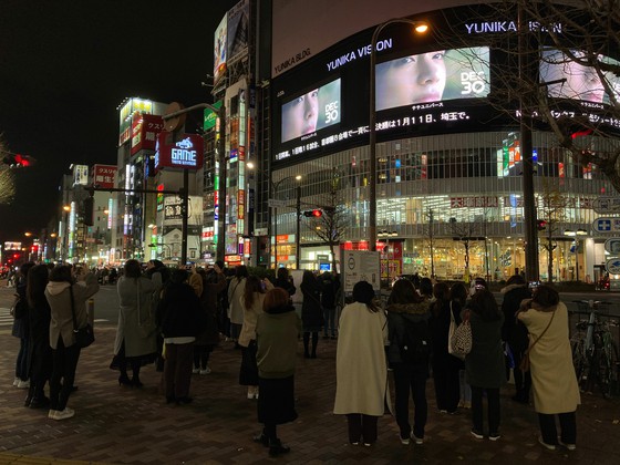 일본 팬도 "방탄 소년단 'V로 생일 축하 메시지 = 세계 각지의 대형 가두 비전