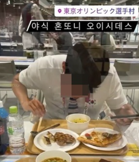 태극기 붙인 한국인이 도쿄 올림픽 선수촌에서 "식사 사진 '게재가 화제 = 한국 보도