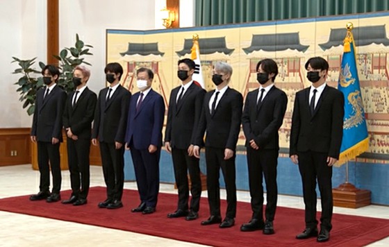 "BTS"미래 문화 특사로 임명 = 문장 대통령이 멤버에 '임명장'수여
