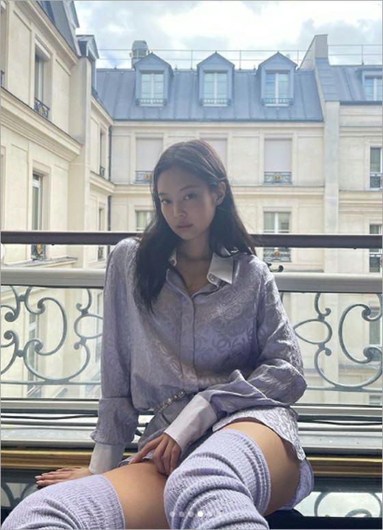 "블랙 핑크 'JENNIE 과감한 하의 실종 패션