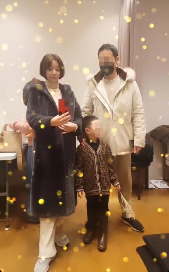 여배우 황정음, '재결합한' 남편&아들과 다시 가족 촬영… 우아한 만삭 드레스 모습 공개