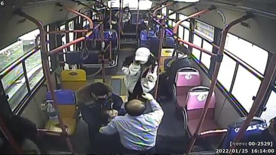 승객이 쓰러졌지만 15초 후에 심폐소생법…버스 운전자·승객 구한다=한국