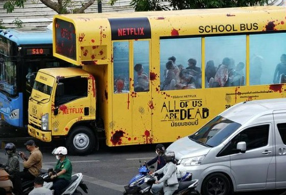 '스쿨버스에 좀비'… 넷플릭스의 신한국 드라마, 타이 방콕을 달리는 버스 광고가 화제
