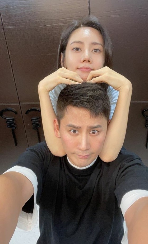 '한중커플'추자현&유샤오광(우효광) 부부, 약 7개월 만의 근황으로 슈퍼 러브 러브샷