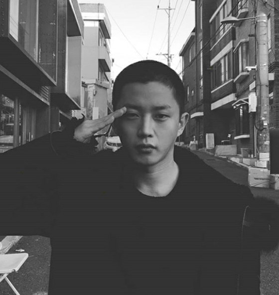 배우 김민석 도촬 범을 잡는 것이 공훈 ... 동사무소의 손민호과 군 휴가 기간 동안 "당연히해야 할 일"