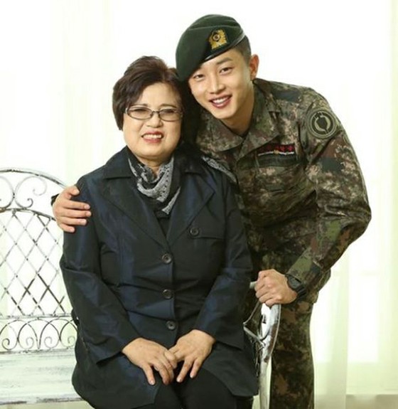 배우 김민석 도촬 범을 잡는 것이 공훈 ... 동사무소의 손민호과 군 휴가 기간 동안 "당연히해야 할 일"