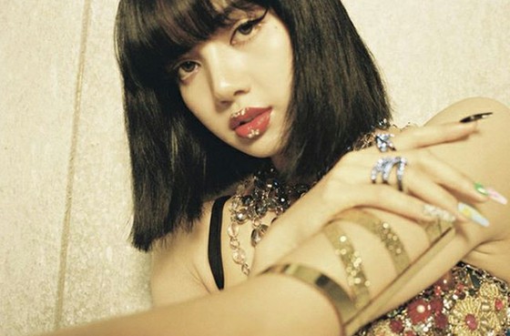 "블랙 핑크"리사 "강한 언니"메이크업도 완벽하게 소화 ... 강렬한 섹시미