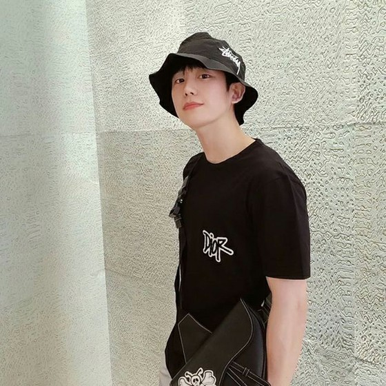 정해인 올 블랙 코디를 선보여 ... "소년에서 남자로"