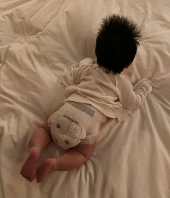 여배우 얀 미라 생후 2 개월이 지난 아들의 뒷모습 공개 ... "치명적인 니 뒤통수"