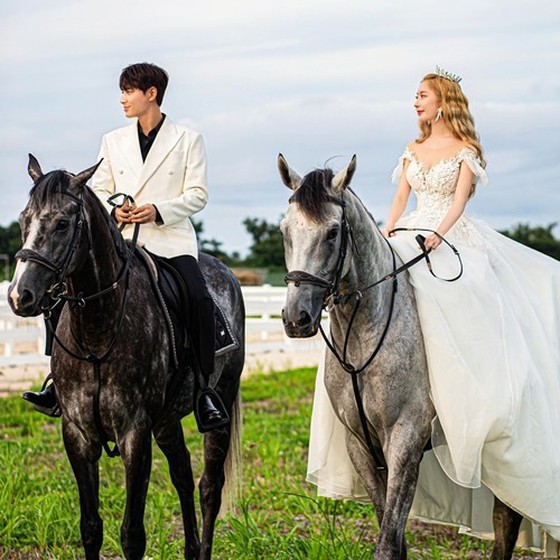 가수 이지훈의 아내 아야네 씨, 히야히야의 웨딩 촬영을 되돌아보는 "낙마하고 머리에서 피가"