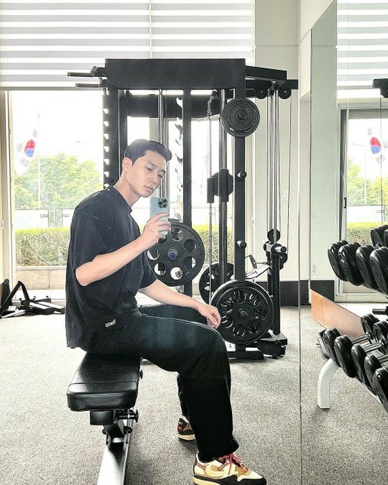 배우 박서준, 살짝 보이는  팽팽한 근육…남자다운 비주얼로 여심을 저격!