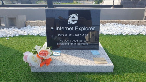 "Internet Explorer"무덤, 한국에 등장=엔지니어 남성이 건립해 화제로