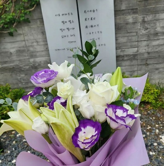 김재중, 슬픈 이별부터 12년의 고 박용하씨를 애도… 올해도 묘지를 방문