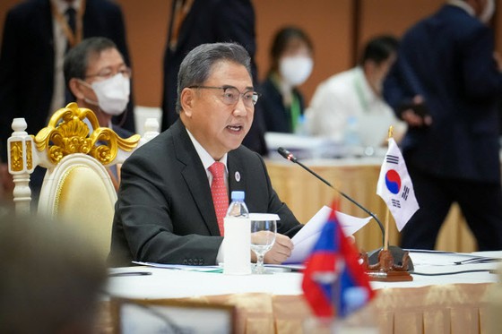 ASEAN 회의에서 '한중일 3개국 정상회의' 공개 제안 = 한국 외상