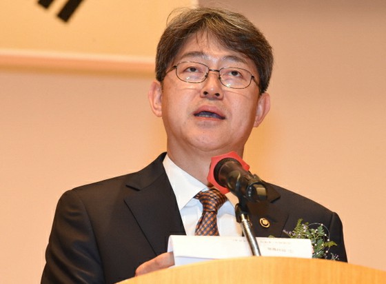 한국경찰, '문정권 통계왜곡 의혹'으로 전통계청장 수사