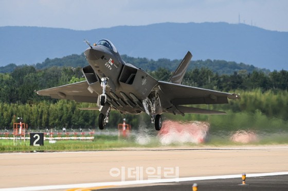 한국형 전투기 KF21, 첫 초음속 비행에 성공, 가스 안정성 확인 = 한국