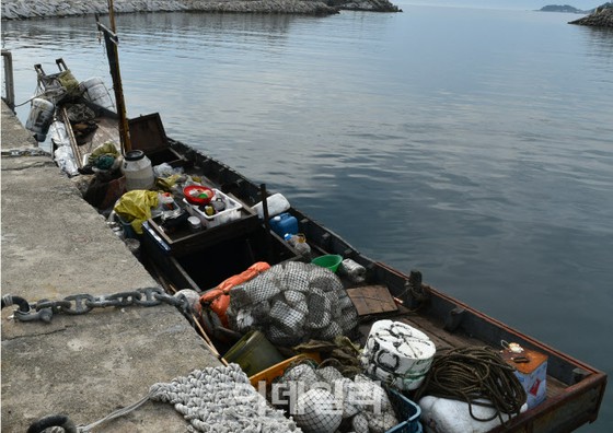 가족으로 추정되는 북한 주민, 어선을 타고 황해 NLL을 넘어 한국으로 귀순