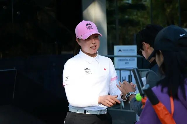 1ラウンド終了後、ファンにあいさつする西郷真央（写真：wowKorea）