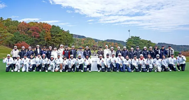 出場選手とキャディが全員参加し、フォトコールを行った（写真：WEMIX CHAMPIONSHIP 組織委員会）