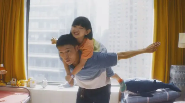 チャン・イーシン (「EXO」LAY) 主演『愛がきこえる』本編映像初解禁！ろう者コミュニティーで暮らす父と娘のにぎやかで穏やかな日常　© CKF PICTURES (Ningbo) Co., Ltd. / iQIYI Pictures (Beijing) Co., Ltd. / Shanghai Tao Piao Movie & TV Culture Co.,Ltd.