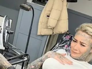 “몸의 95%에 문신” 영국 여성, 성기에 문신을 넣는 영상 공개가 충격적=한국보도