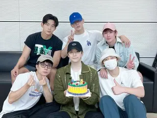 '2PM', 6명 함께 데뷔 15주년을 축하… 팬들의 미소를 초대하는 따뜻한 분위기