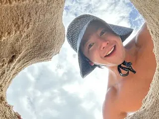장군석, 모래하트 속에서 빛나는 굴탁 없는 미소…”바이바이, 여름”