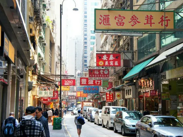 香港、2階建てバスが停車中のクレーン車に衝突…43人負傷＝中国報道