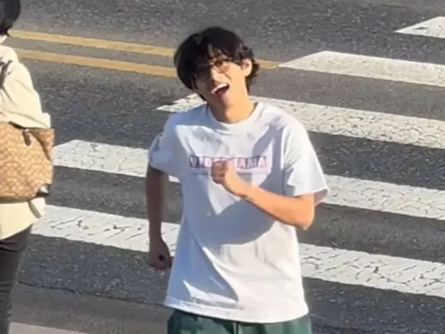「BTS（防弾少年団）」V、横断歩道でサプライズダンス…ミン・ヒジン代表が目撃（動画あり）
